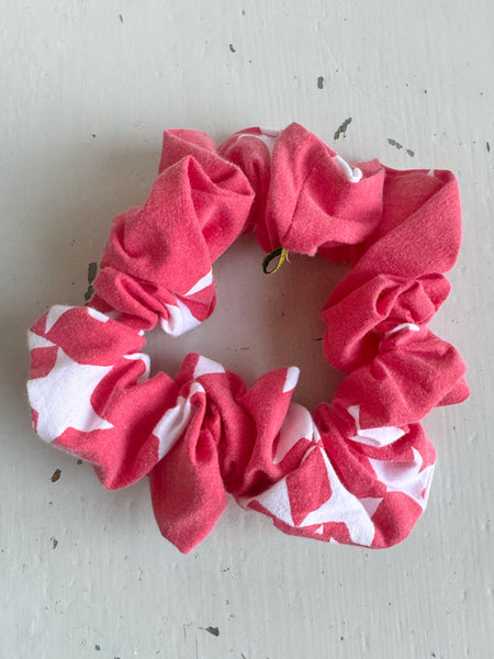 Scrunshie i rött vintagetyg