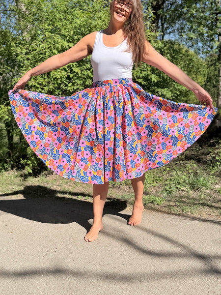 Vid kjol i blommig bomull