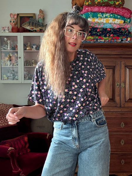 Blus i boxig modell med mönster i lila & guld