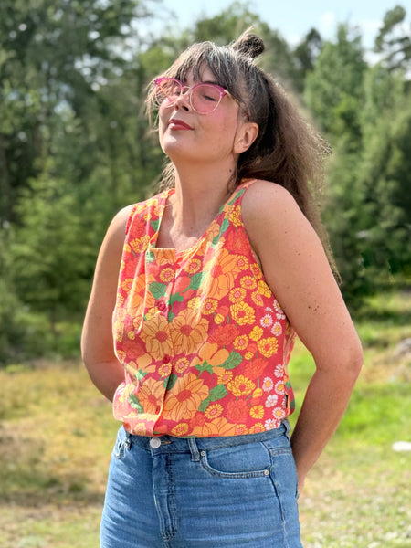 Ärmlös blus i färgglatt vintagetyg