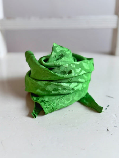 Liten sjal / sjalett i knallgrönt leopardmönster