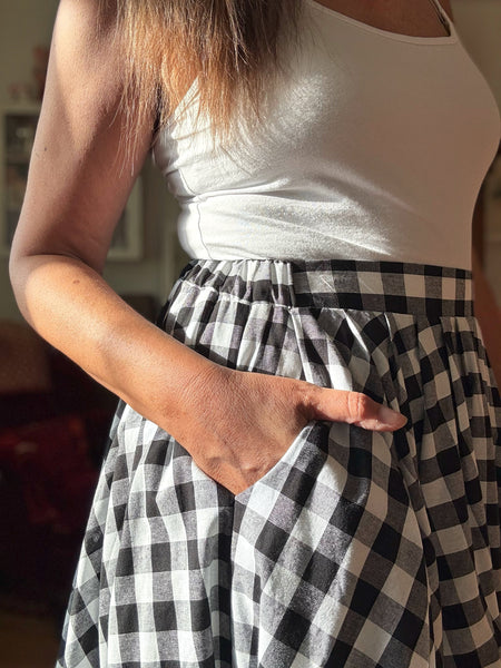 Rundskuren kjol i svart & vit rutigt bomull