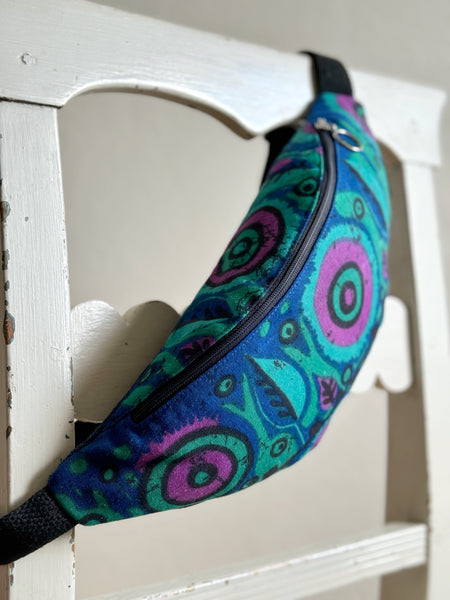 Magväska i blått, grönt & lila