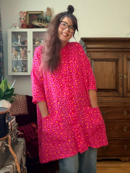 Städrock i bomullsmuslin med rosa leopardmönster