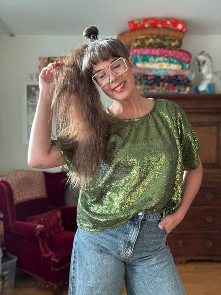 Boxig blus med gröna paljetter
