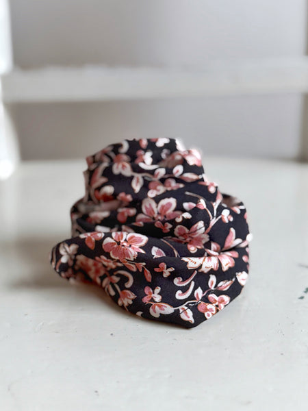 Liten sjal / sjalett, svart med blommor