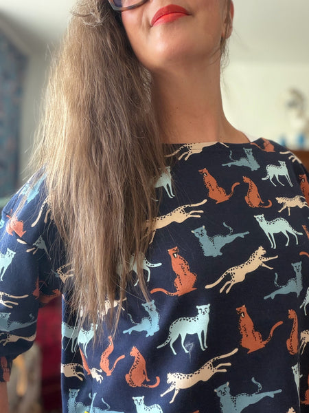 Tröja i collagetyg med leoparder