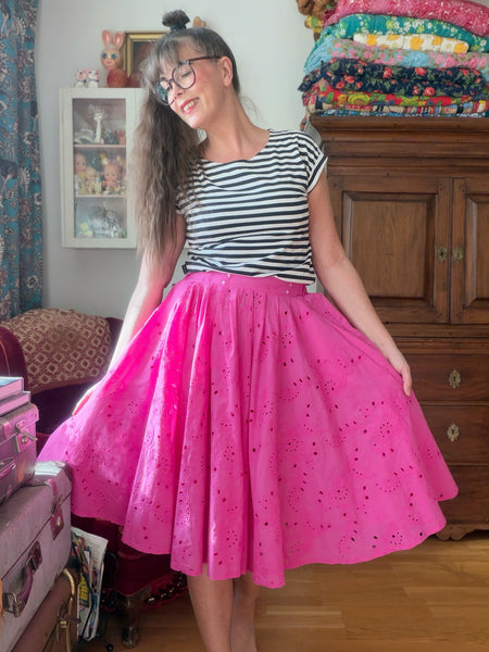 Vid kjol i cerise brodyr