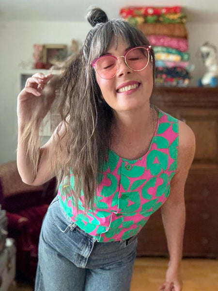 Ärmlös blus i cerise & grönt