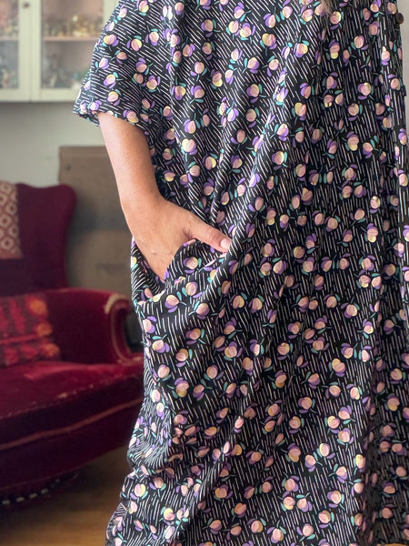 Sjok / kaftan med knappar, svart med lila & guld