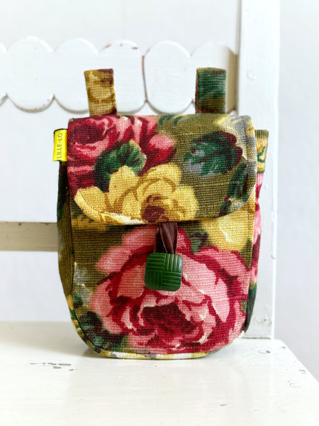 Bältesväska med stora rosor