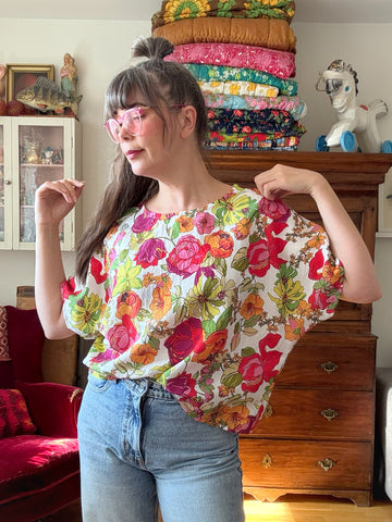 Boxig blus, vit med blommor