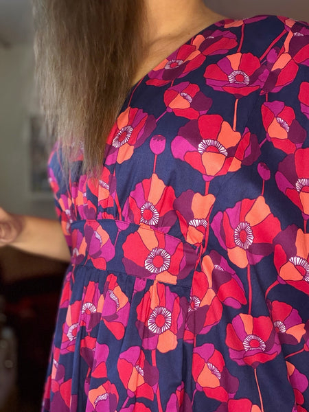 Spektakel / kaftanklänning mörkblått med blommor