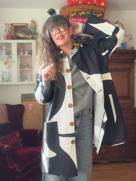 Kappa i återbrukat svartvitt tyg. Stl L