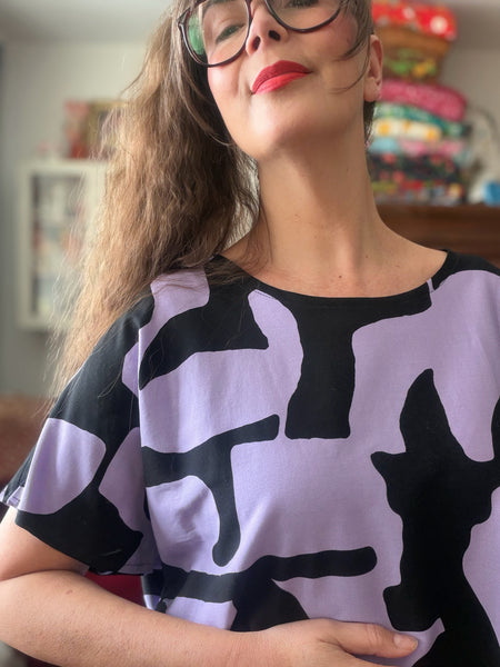 Boxig blus i lila & svart