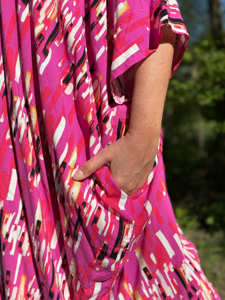 Sjok / kaftan med knappar, cerise med grafiskt mönster