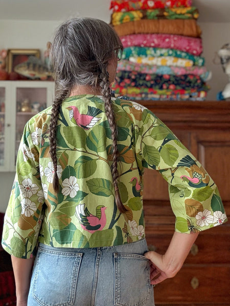 Blusjacka i vintagetyg med rosa fåglar