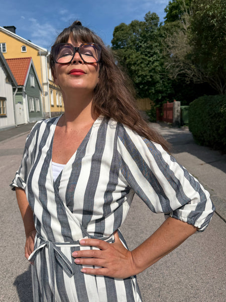 Omlottklänning med breda ränder i mjuk viskos
