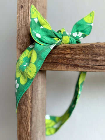 Hårband i ärtgrönt vintagetyg