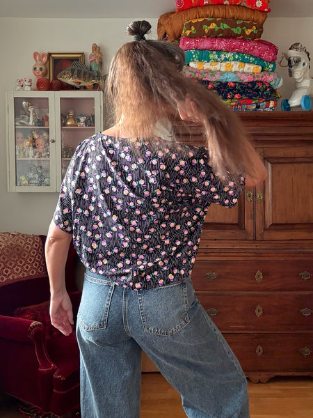 Blus i boxig modell med mönster i lila & guld