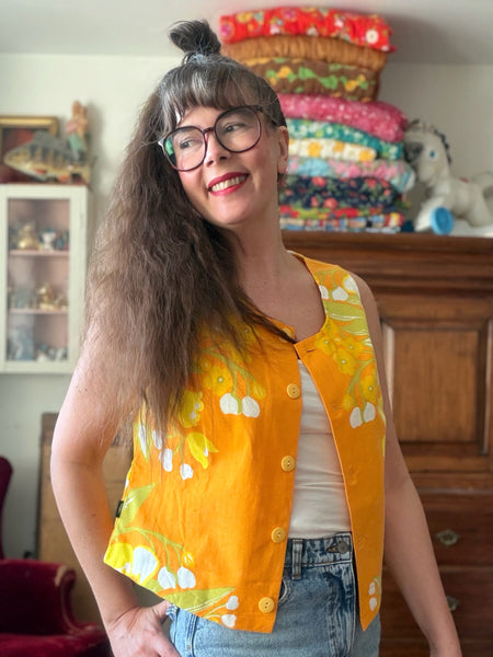 Ärmlös blus i lejongult vintagetyg