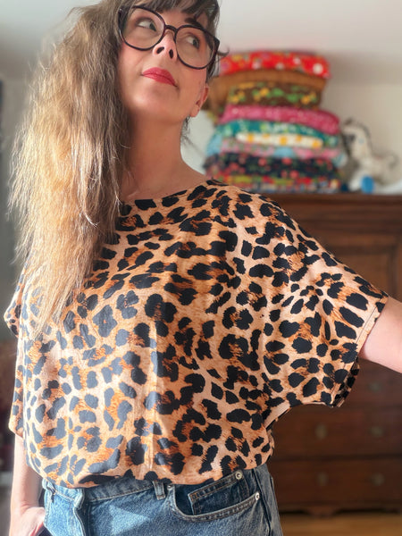 Blus i boxig modell med leopardmönster