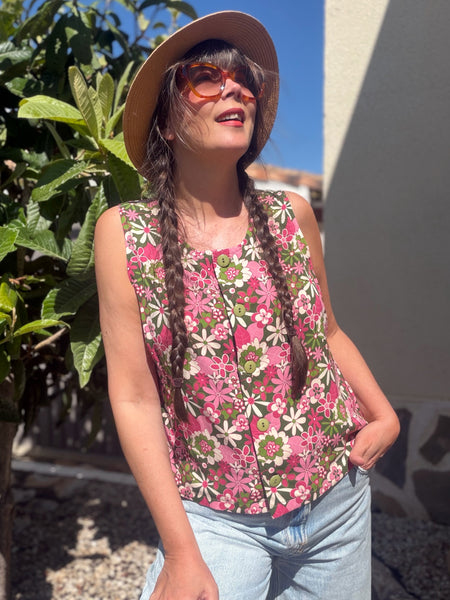 Ärmlös blus i grönt & rosa
