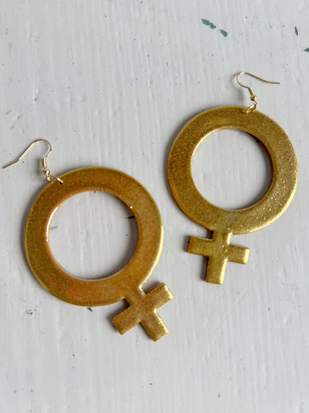 Stora kvinnotecken, örhängen guldiga