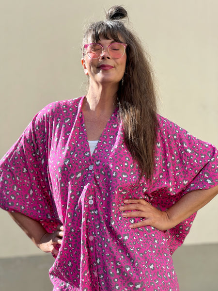 Sjok / kaftan med knappar & cerise leopardmönster