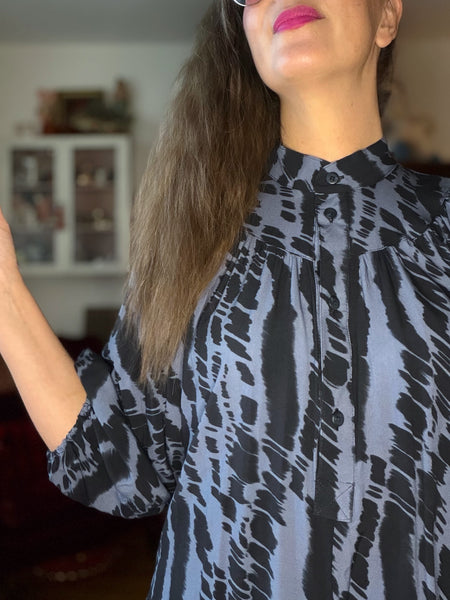 Vid klänning i blått & svart