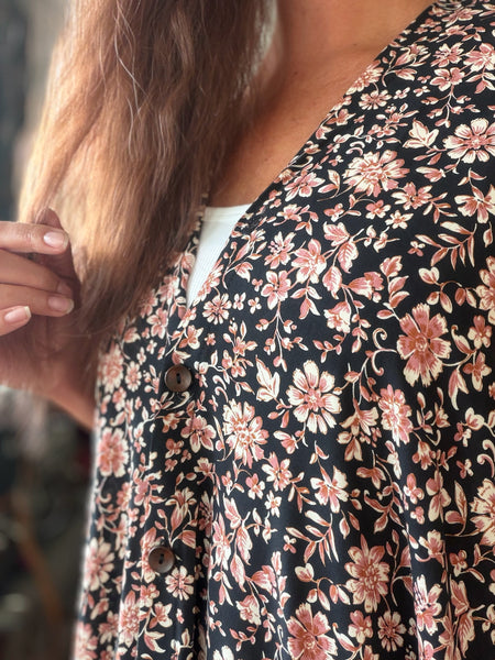 Sjok / kaftan med knappar, svart med blommor