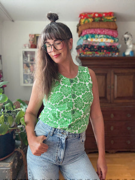 Ärmlös blus i vintagetyg med gröna blommor