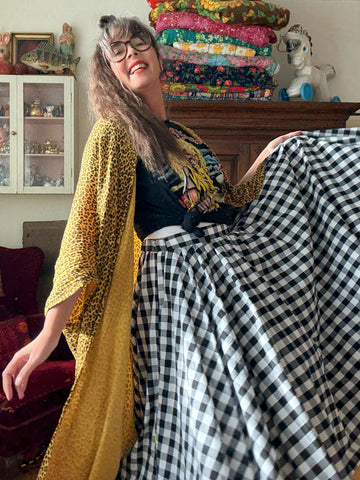 Rundskuren kjol i svart & vit rutigt bomull