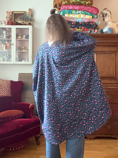 Sjok / kaftan i collagetyg med leopardmönster