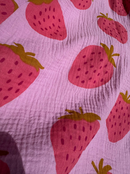 Långklänning i mjuk bomull med jordgubbar