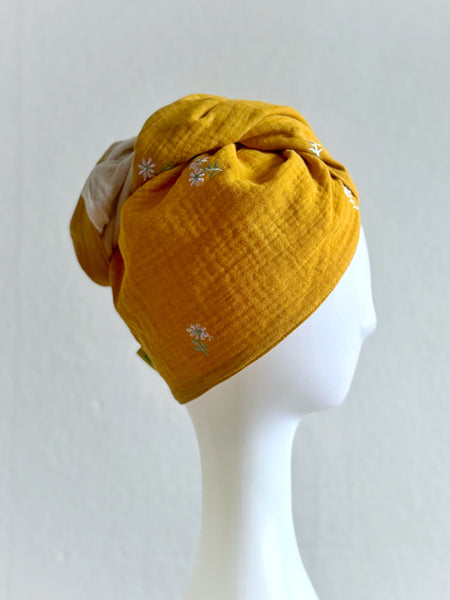 Turban med i gult med broderi