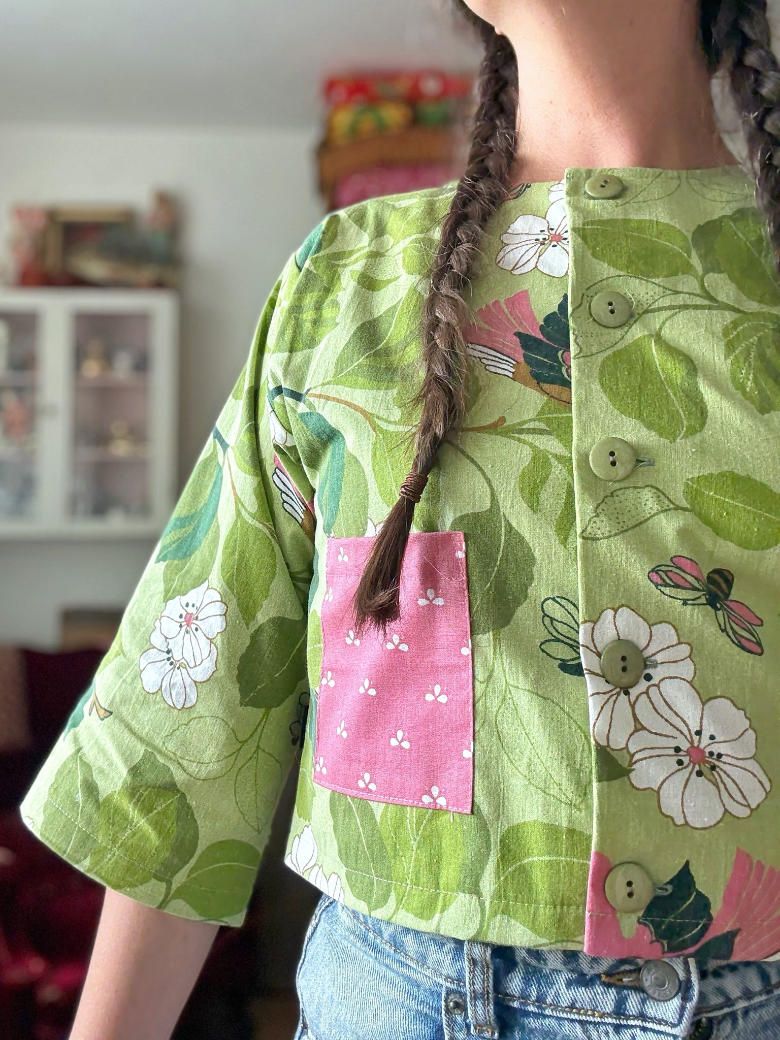 Blusjacka i vintagetyg med rosa fåglar