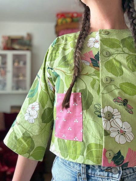 Blusjacka i vintagetyg med rosa fåglar
