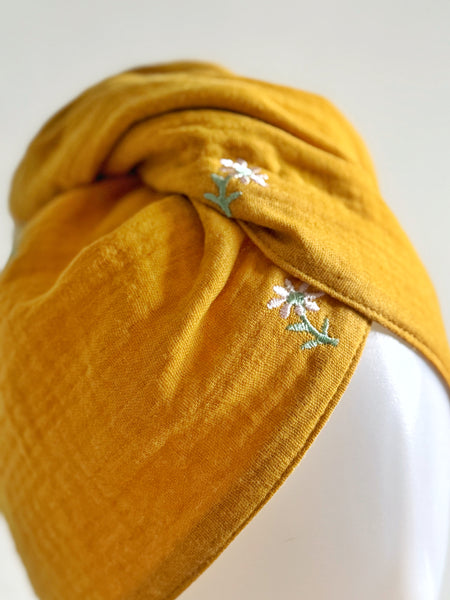 Turban med i gult med broderi