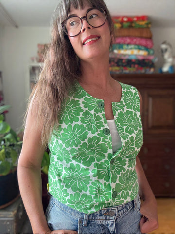 Ärmlös blus i vintagetyg med gröna blommor