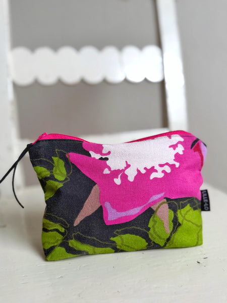 Necessär med cerise blomma