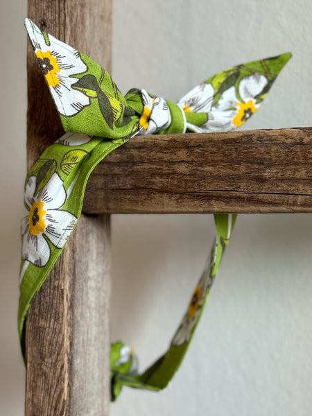 Hårband grönt med blommor