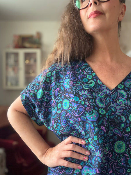 Oversize klänning i paisleymönstrad viskos