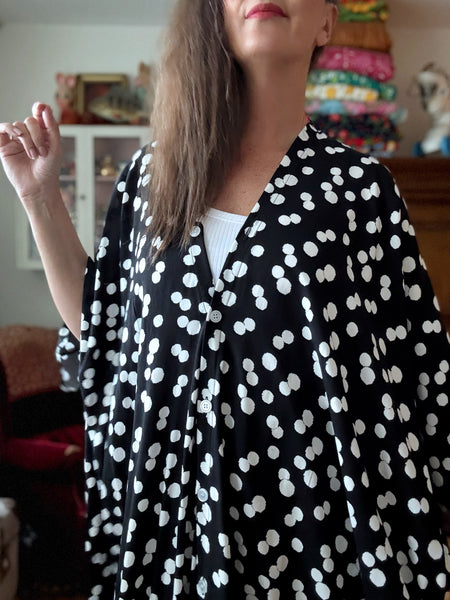Sjok / kaftan med knappar hela vägen. Svart med vita prickar