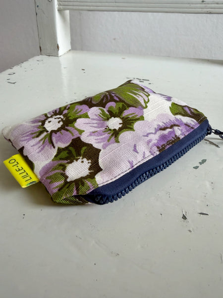 Börs med stora lila blommor