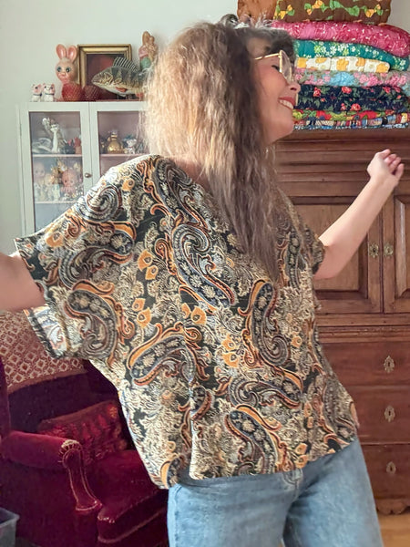 Boxig blus i grön paisley med guld