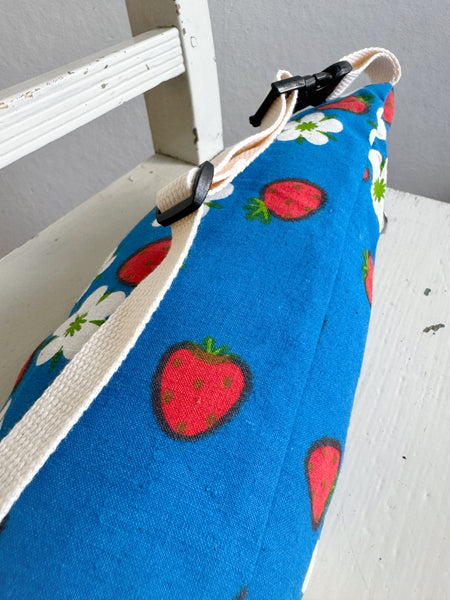 Magväska med jordgubbar