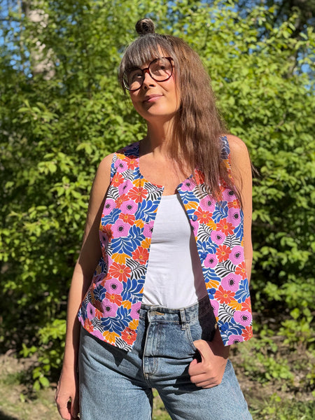 Ärmlös blus med färgglada blommor