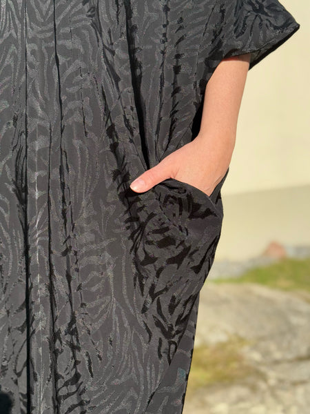 Sjok / kaftan med knappar & i svart jacquard