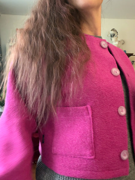 Kort enfärgad jacka i cerise ull